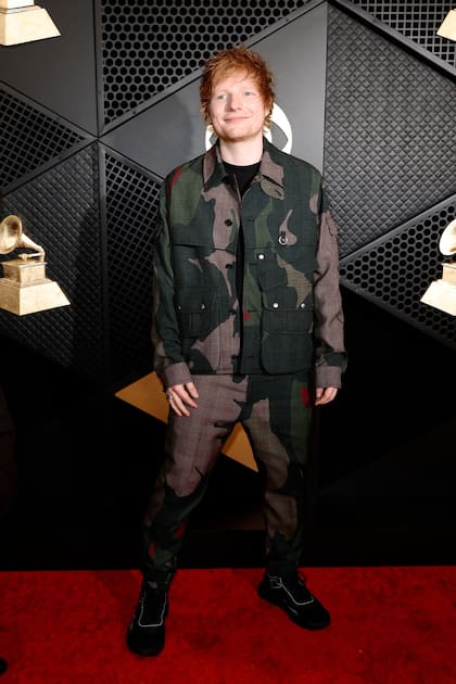 Ed Sheeran optó por una chaqueta con estampado militar y pantalón haciendo juego
