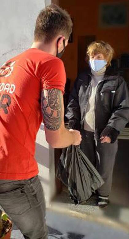 Eda, que ayer cumplió años, cuando recibe las compras que le hizo Julián