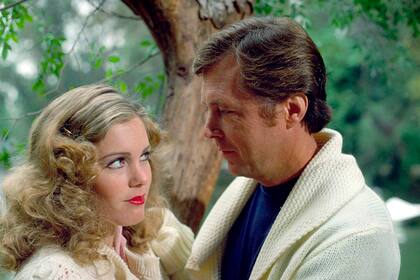 Edd Byrnes y Kathryn Holcomb en una escena de La Isla de la Fantasía