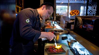 Eddie Castro, chef ejecutivo de Osaka, culmina el “tiradito” de carne kobe