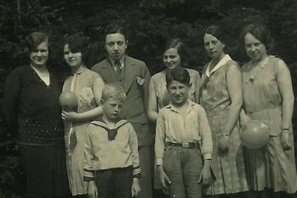 Eddie (en frente a la der.) con su familia extendida. Sería el único en sobrevivir el Holocausto