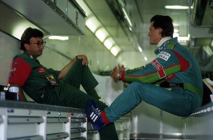 Eddie Jordan y Michael Schumacher conversan en el garaje del equipo Jordan en el autódromo de Spa-Francorchamps; el piloto alemán debutó en la Fórmula 1 en la cita belga de 1991 en reemplazo del encarcelado Bertrand Gachot
