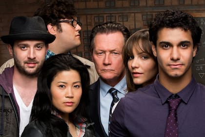 Eddie Kaye Thomas junto a los otros actores protagonistas de Scorpion