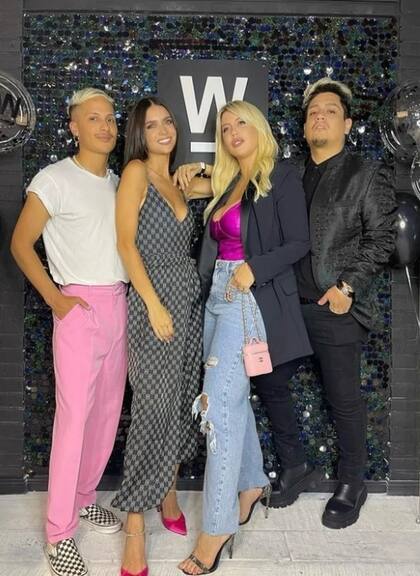 Eddie Rodríguez, Zaira, Wanda y Kennys Palacios en la apertura del primer local de maquillajes de la mediática en Buenos Aires. (Foto: Instagram)
