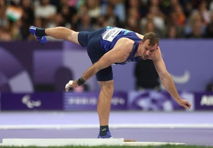 Edenilson Floriani tiene movimiento moderadamente limitado de una de sus piernas, y por eso compite en la categoría F42.