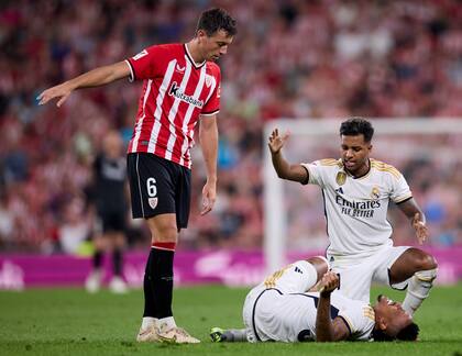 Eder Militao, en el piso, tras la lesión de rodilla sufrida ante Athletic Bilbao