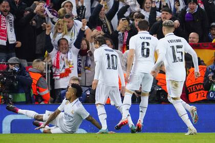 Eder Militão festeja el tercer gol de Real Madrid ante Liverpool; el Merengue goleó en Anfield
