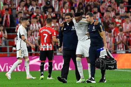 Eder Militao retirándose de la cancha tras sufrir una lesión ante Athletic Bilbao, en agosto de 2023
