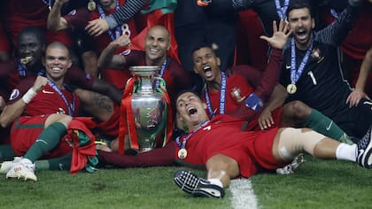 Eder, Pepe, y Nani celebran la Eurocopa junto con Cristiano Ronaldo y Quaresma