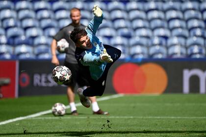 Ederson, el arquero brasileño de Manchester City, vuela en un entrenamiento en el estadio Do Dragão.