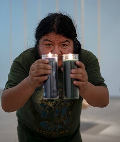 Edgar Calel en la inauguración de su exposición "Aromas de un sueño" en Inhotim