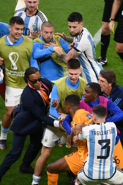 Edgar Davids interviene para frenar una rencilla entre jugadores de la Argentina y Países Bajos