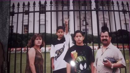 Edgar (en la esquina derecha) junto a su hijo Roger (a su lado en el centro) frente a la Casa Blanca en Washington