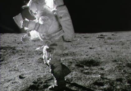 Edgar Mitchell, caminando sobre la Luna, en febrero de 1971