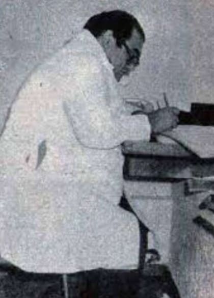 Edgar Vivar cuando era médico obstetra antes de convertirse en una estrella de la pantalla chica