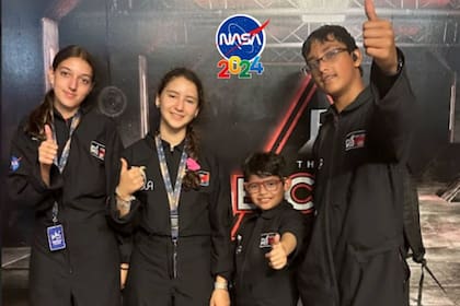 Edgard David Camacho (segundo desde la izquierda) junto a sus compañeros de trabajo, en la simulación del programa espacial Jr. NASA 2024