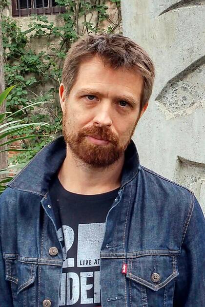 Edgardo Scott nació en Lanús pero vive en Francia. Es psicoanalista, traductor, crítico literario y escritor.