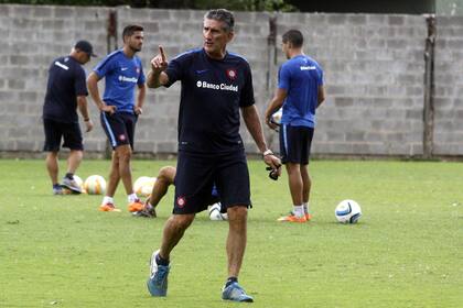 Edgardo Bauza comienza a definir el equipo para enfrentar a River