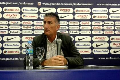 Edgardo Bauza, con la cabeza en el partido ante Newell''s