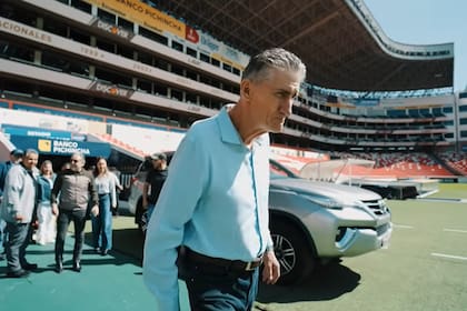 Edgardo Bauza, durante una visita al estadio de Liga de Quito, en Ecuador