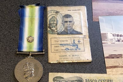 Medallas, fotografías y documentos de Edgardo Esteban integraban el lote subastado en eBay