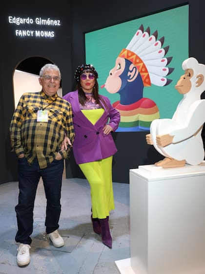 Edgardo Giménez con su obra y Moria Casán en la galería MC