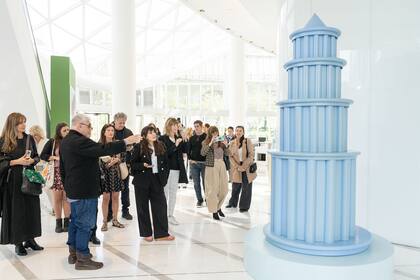 Edgardo Giménez señala una de sus obras exhibidas en Torre Macro