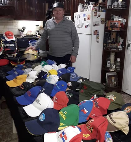 Edgardo Scarabotti posee una importante colección de gorras de todo el mundo