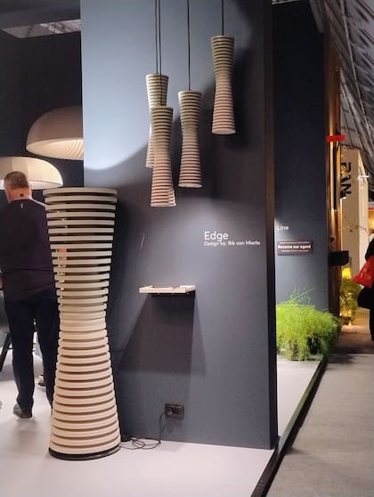 'Edge', de la marca Petfelt, pensada para colocar sobre el lugar de trabajo. Puede ser una solución multifuncional (luz y sonido) o, sin enchufes, tótems meramente acústicos.