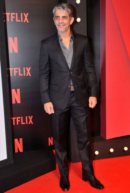 Pablo Echarri, muy elegante en la gama del negro y gris, se mostró feliz de ser parte de una producción original de Netflix