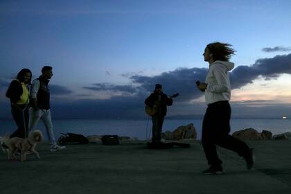 La gente pasea por Atenas