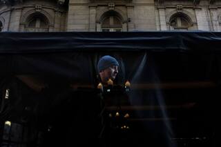 LA OTRA MIRADA: El teatro urbano de Buenos Aires, reparo en Pekín, una trompeta cubana, infierno en Madrid y una efigie maquillada