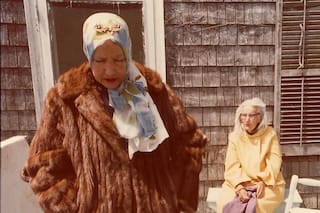 El documental que expuso como vivían la tía y la prima de Jackie Kennedy: una mansión en ruinas, llena de basura y con 30 gatos