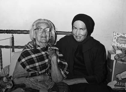 Edie Bouvier y Edie Bouvier Beale, las primas de Jackie Kennedy, vivían entre pilas de basura en su mansión Grey Gardens