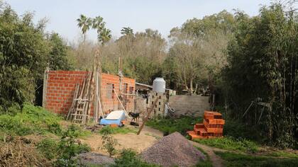 Edificaciones y tomas de terrenos en los alrededores de la estación de trenes Pereyra Iraola