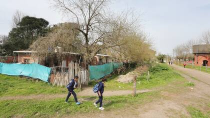 Edificaciones y tomas de terrenos en los alrededores de la estación de trenes Pereyra Iraola