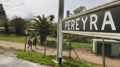 Edificaciones y tomas de terrenos en los alrededores de la estación de trenes Pereyra Iraola