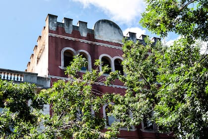 Edificio con forma de Castillo, en la calle Darwin 1251