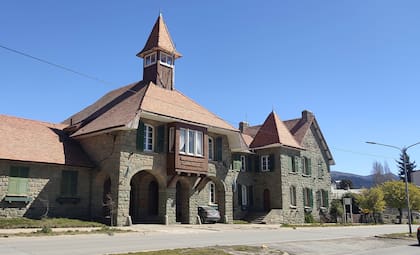 edificio-de-parques-GI5L4MRLTJHGDGCHXMDK6TZABY Uno por uno: los impresionantes escenarios donde se filmó “Atrapados”, la serie de Netflix que transcurre en Bariloche
