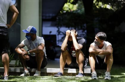 Todo es desolación en los jugadores de Godoy Cruz al llegar al edificio de Mendoza en el que vivía Santiago García.