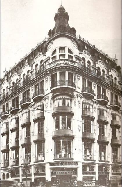 Edificio emblemático del Bazar Dos Mundos, ubicado en la esquina de Callao y Sarmiento, en el barrio de Balvanera de la ciudad de Buenos Aires