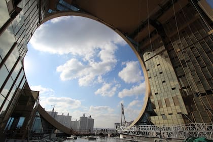 Edificio Guangzhou Circle en China con una vista desde adentro