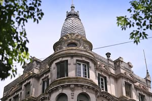 Preocupa el deterioro de un emblemático edificio platense construido hace casi 100 años