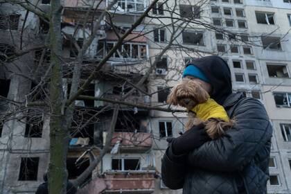 Edificio residencial dañado por bombardeos rusos en Obolon, un barrio de Kiev, a 8 km de la plaza Maidan, el 14 de marzo de 2022