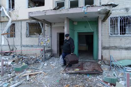 Edificio residencial dañado por bombardeos rusos en Obolon, un barrio de Kiev, a 8 km de la plaza Maidan