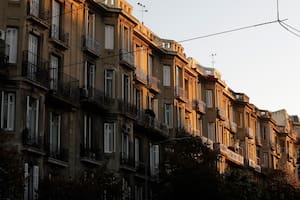 Se proyectó para los directivos de una empresa ferroviaria y hoy es el edificio más largo de la Ciudad