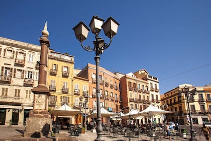 Edificios color ocre y terracota se multiplican en la capital de Cerdeña.