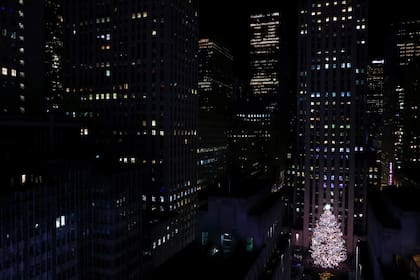 Edificios de oficinas y  con otros usos rodean la Plaza Rockefeller de Nueva York, adornada con el tradicional árbol de Navidad, en diciembre de 2022. (AP Foto/Julia Nikhinson)