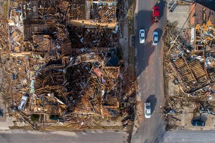 Edificios demolidos en el centro de Mayfield, Kentucky, luego de que un tornado atravesó la región el viernes por la noche