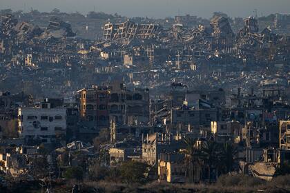 Edificios destruidos en la Franja de Gaza vistos desde el sur de Israel el lunes 13 de enero de 2025. (AP Foto/Ariel Schalit)